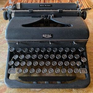 Royal Quiet De Luxe Typewriter in Black